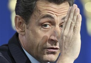 Французский школьник бросил в Саркози пластиковую бутылку