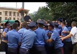 Штурм РОВД Святошино - протесты - МВД: Активистка сама натолкнулась на руки милиционера на рынке и спровоцировала конфликт