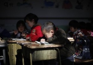 В Китае обрушилась 30-метровая стена школы: погибли учителя и школьники