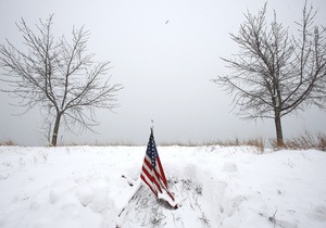 Из-за надвигающейся снежной бури Немо в США отменены тысячи авиарейсов. Американцы закупают продукты