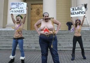 Активистки FEMEN провели акцию протеста возле здания КГБ Беларуси