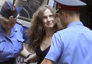 Суд отказал участнице Pussy Riot в условно-досрочном освобождении