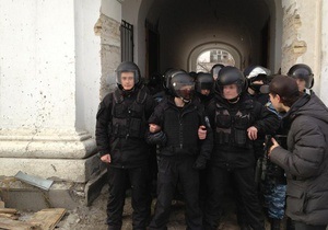 В результате столкновений с Беркутом в Гостином дворе пострадали пятеро народных депутатов