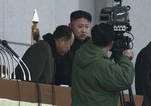 СМИ обсуждают личность таинственного спутника Ким Чен Уна