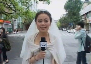 Новости Китая: В Китае журналистка вела репортаж о землетрясении в свадебном платье