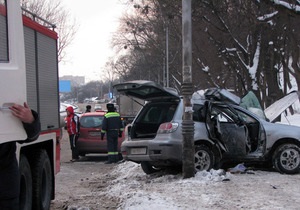 В Киеве Mitsubishi врезался в столб: погибла пассажирка