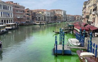 The water in Venice’s central canal has turned green