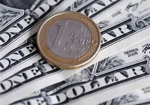 Доллар снижается на межбанке накануне крупного погашения Украиной долгов