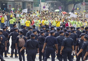 В столице Малайзии полиция применила слезоточивый газ для разгона протестующих
