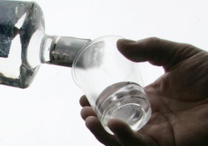 Главный санитарный врач России предложил запретить продажу водки утром и вечером