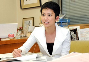 Японский министр извинилась за снимки в журнале Vogue