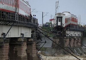 В Китае с моста в реку упали два вагона пассажирского поезда