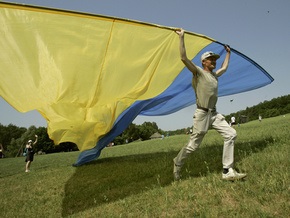 В казацком поселке Мамаева Слобода в Киеве развернут огромный флаг Украины