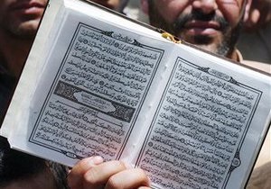 В Британии лидер крайне правой партии арестован за сожжение Корана в своем гараже