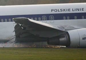 Фотогалерея: Без шасси. В Варшаве совершил аварийную посадку Boeing 767