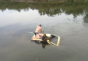 В Киевской области Таврию занесло в реку. Водитель спасся, взобравшись на крышу авто