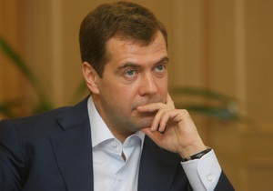 Опрос: россияне поставили тройку правительству Медведева