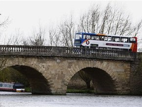 В Британии мост через Темзу ушел с молотка за миллион фунтов