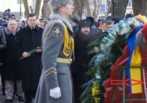 В Харькове во время визита Януковича венки прикрепили цепями