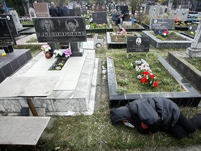 В Киевской области чиновник попался на взятке за место на кладбище
