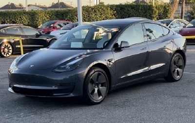 Чоловік купив новий електромобіль Tesla лише за $13 620
