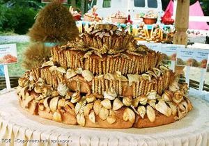 Для Сорочинской ярмарки испекли гигантский каравай и мясной торт, который не будут есть
