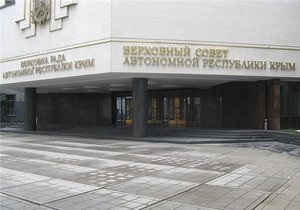 На здании крымского парламента слово Рада заменили на Совет