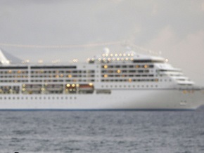 Круизный лайнер с тысячей туристов на борту ушел от сомалийских пиратов