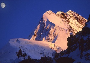 В горах Грузии два украинских альпиниста сорвались в пропасть