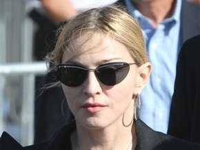 Мадонна посетила пострадавших при обрушении сцены в Марселе