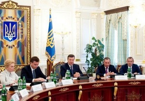 Янукович призвал срочно придать праздничный вид городам, принимающим Евро-2012