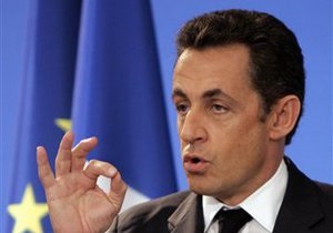 WikiLeaks: Самолет Саркози менял маршрут, чтобы президент не видел турецкий флаг на Эйфелевой башне