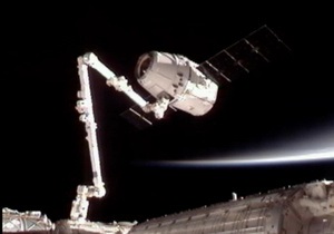 Грузовой космический корабль Дракон отсоединен от МКС