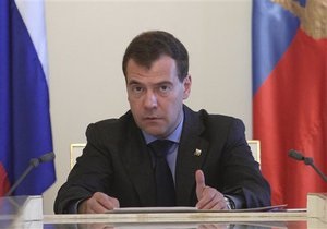 Медведев: ОДКБ не будет применять силу для урегулирования ситуации в Кыргызстане