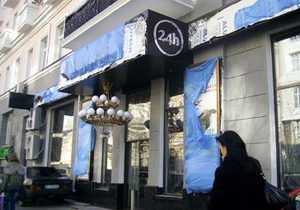 СМИ: Киевский ресторан во время ремонта помещения перевесил мемориальную табличку