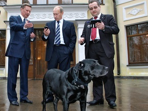 Собаку Путина оснастили ошейником с приемником ГЛОНАСС. Ей понравилось