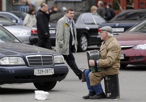 Ведомство Цушко подсчитало, что бедных украинцев станет меньше уже до 2015 года