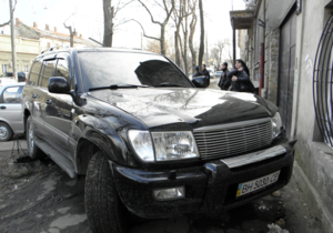 СМИ: В Одессе нетрезвый водитель джипа врезался в стихийный рынок, сбив человека