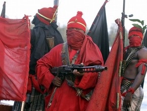 Нигерийские боевики взорвали два нефтепровода