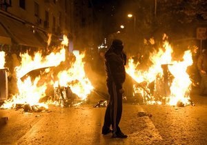 Власти Франции намерены не допустить соревнований молодежи в сжигании машин на Новый год