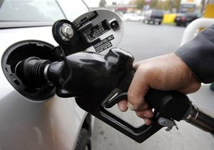 АМКУ обязал трейдеров снизить цены на бензин