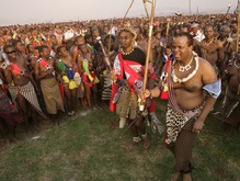 Король Свазиленда выбрал себе четырнадцатую жену из нескольких тысяч девственниц