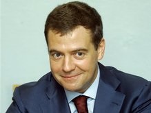 Медведев сдал документы в ЦИК: его главный соперник - Жириновский