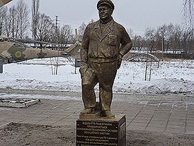 В Харькове установили памятник герою фильма В бой идут одни старики