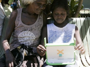 Аборигенам Австралии для повышения грамотности раздали ноутбуки