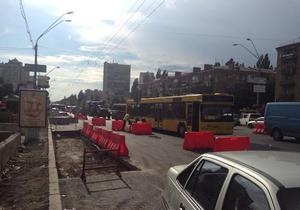 Киевских водителей предупредили об ограничении движение транспорта на проспекте Победы