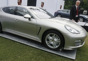 Главу МВФ раскритиковали за фото, где он стоит рядом с престижным авто