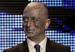 Президентом Чехии может стать художник, тело которого на 90% покрыто татуировками