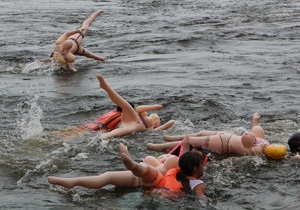 В России запретили ежегодный заплыв на резиновых женщинах