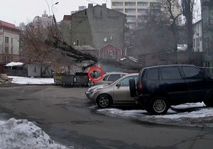 Видео с киевлянкой, на которую едва не упало дерево, стало хитом YouTube